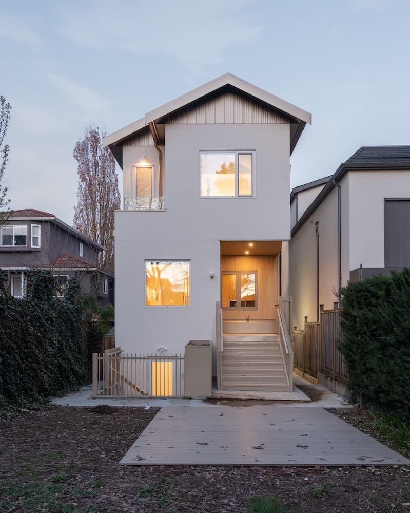 Quebec House 00